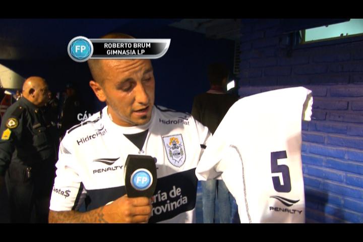 FutbolPermitido's tweet photo. RT Seguinos y participa del sorteo del pantalón de Brum (Gimnasia) escribiendo a #FPfecha10 @AlinaMoine @nachogoano http://t.co/mlw0oZA2Ri