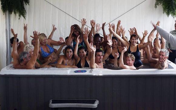 26 people squeezed into a jacuzzi in Alicante, Spain to set a world record for most nationalities in a #jacuzzi