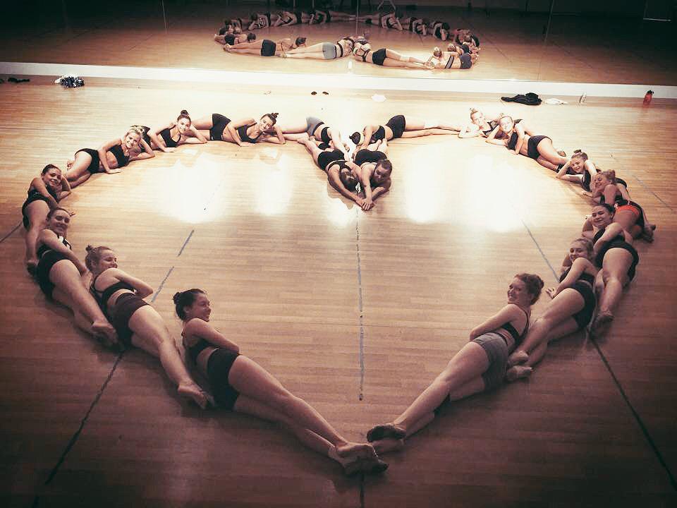AnnaCiech's tweet photo. Sisters at heart💙 #DESworlds2015 http://t.co/OEo0izRG7S
