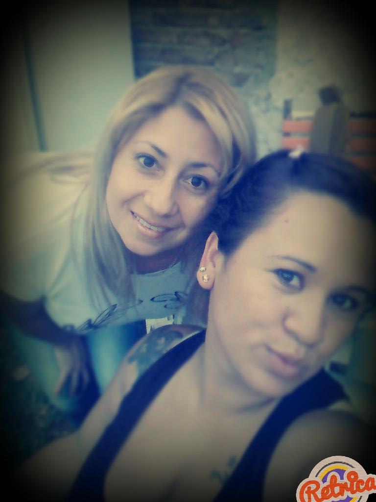 SolAlbi's tweet image. Con vale 💋💋💋 linda tarde de mates y charla 
😁😱😱😱😉