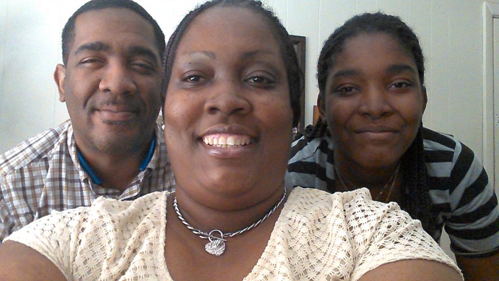 OliverExtras313's tweet photo. Dinner with family is nice. http://t.co/seWmy66f06