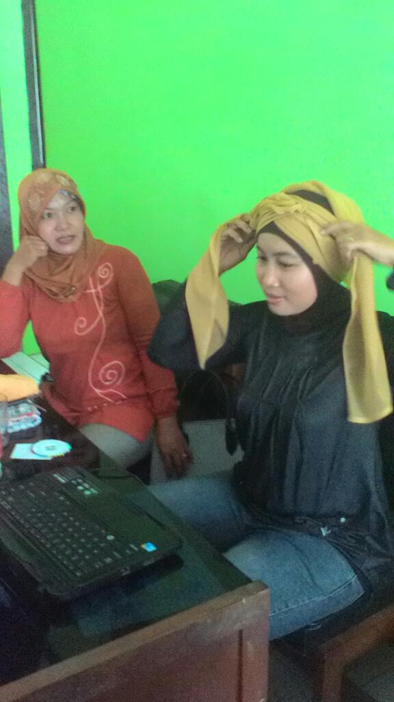 smpndubang's tweet photo. @sulihtiyono @a_azwarnas Persiapan Lomba Kreasi Hijab oleh Darma Wanita dlm rangka Peringatan Hari Katini. http://t.co/95qbXWJ4qF