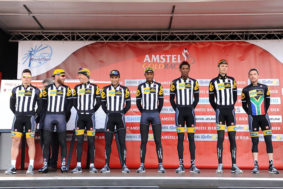 On_RunningESP's tweet photo. El equipo @TeamMTNQhubeka con sus zapatillas #Cloudster de @on_running en la presentación de la #AGR2015 http://t.co/qYL1cI4i8r