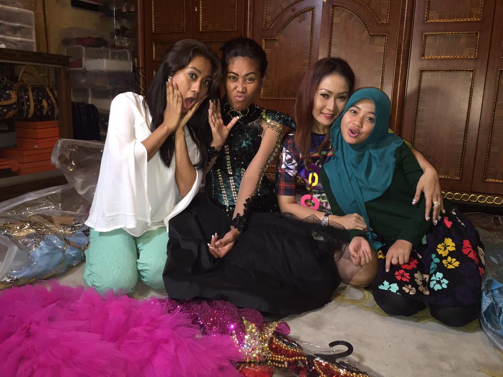 Anak2ku lagi main kerumahku ....berbagi cerita'ajakin mrk shoping ke mall'bla bla bla yuhuuuuu...