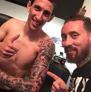 manchreds's tweet photo. [Photo] Angel Di Maria tunjukkan tatto terbarunya dengan nomor 7. #mufc http://t.co/EMEmBsccyX