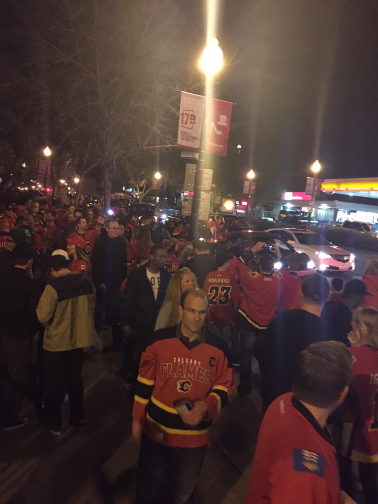 TheCommonsYYC's tweet photo. So many high fives...so many. Welcome back #RedMile http://t.co/6Qdk4MOBwz