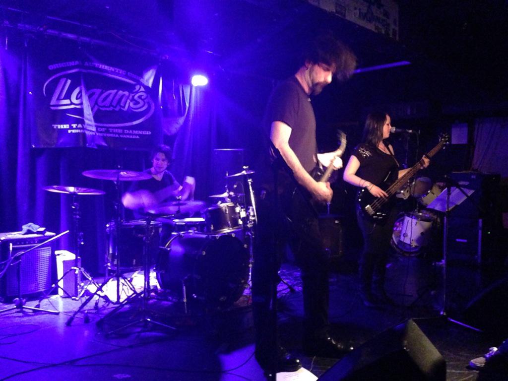 asashfell's tweet photo. April 18th at Logan's Pub http://t.co/McA7GSnd0t