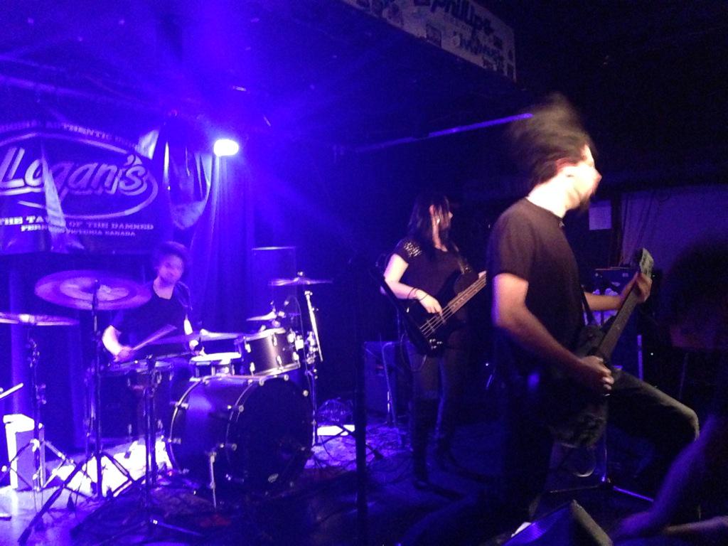 asashfell's tweet photo. April 18th at Logan's Pub http://t.co/McA7GSnd0t