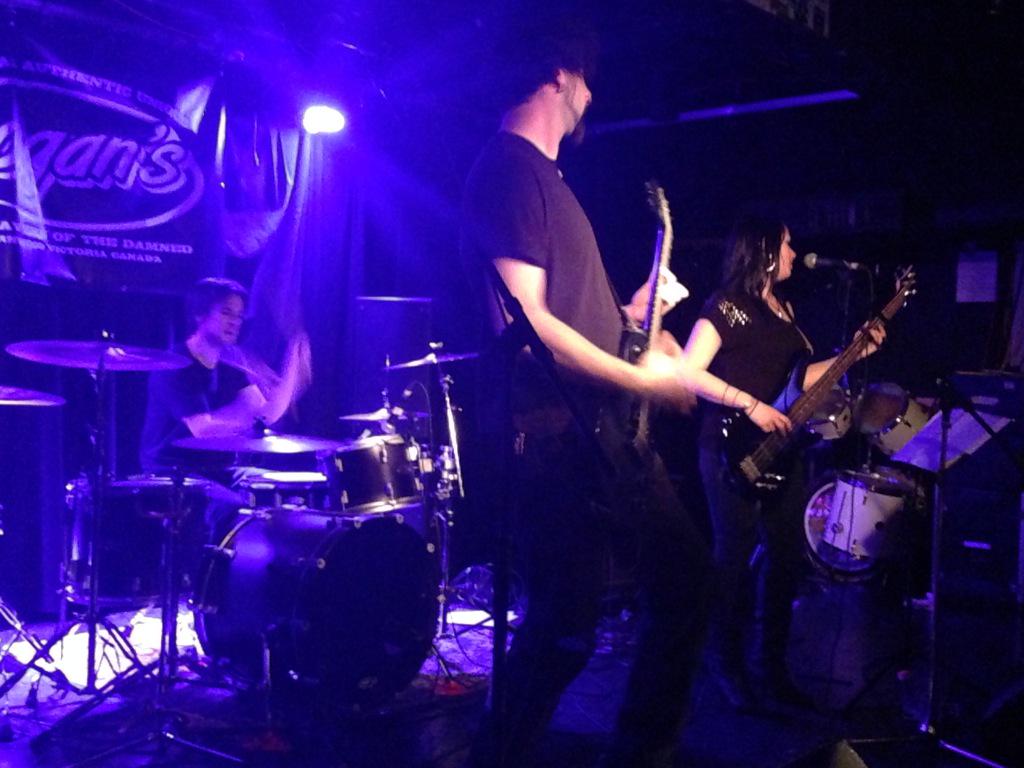 asashfell's tweet photo. April 18th at Logan's Pub http://t.co/McA7GSnd0t