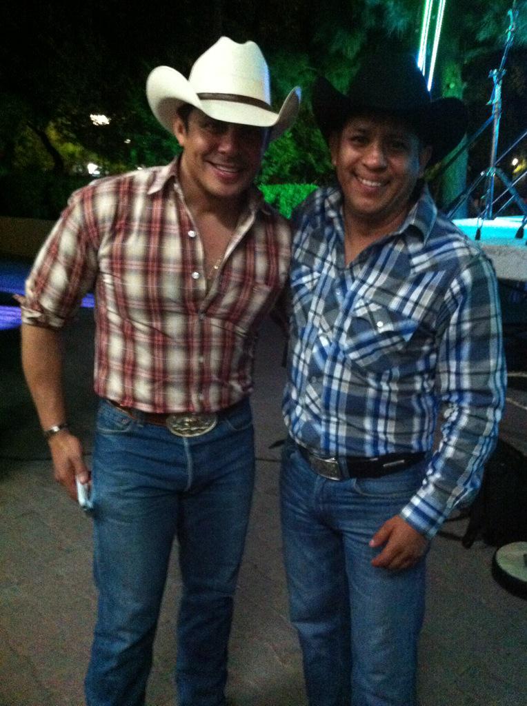 TramperoOficial's tweet photo. @JC_Melchor @javierriosjr_hs @LaRanchera1050 @JesusSoltero que bonita noche la de anoche muchas gracias,saludos! http://t.co/fAnC8yR8xh