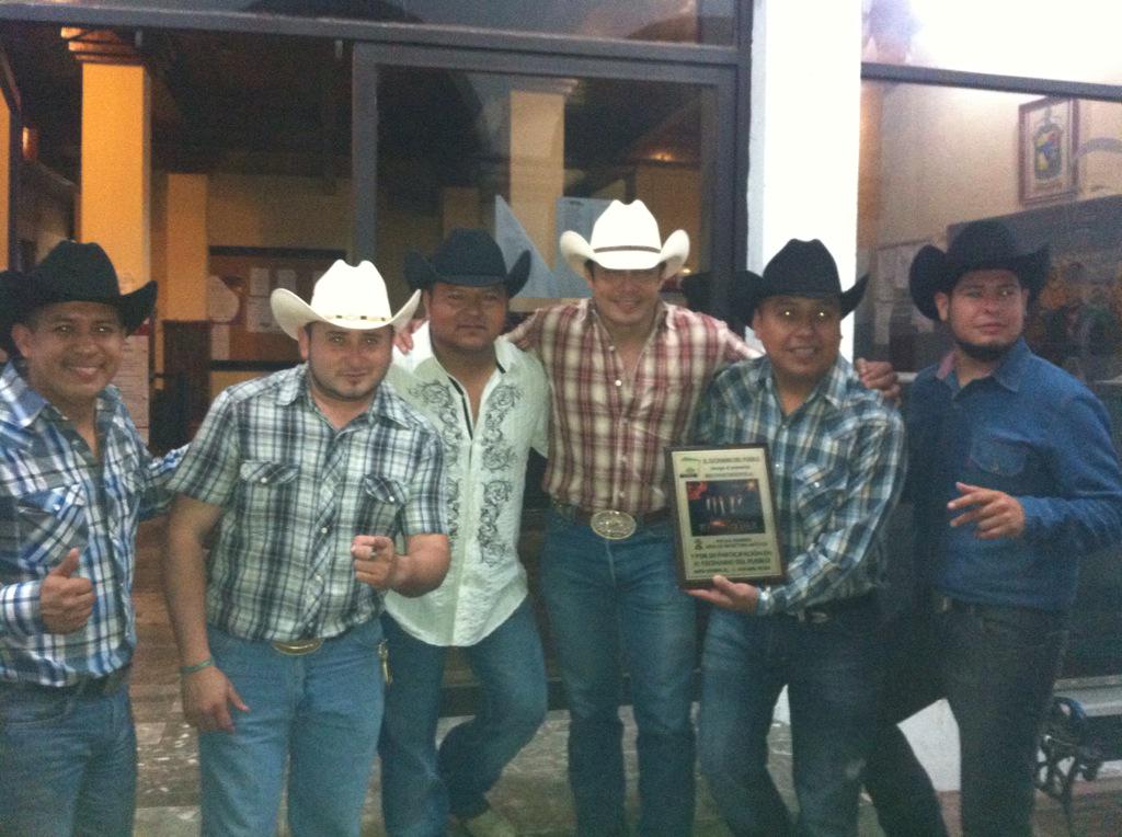 TramperoOficial's tweet photo. @JC_Melchor @javierriosjr_hs @LaRanchera1050 @JesusSoltero que bonita noche la de anoche muchas gracias,saludos! http://t.co/fAnC8yR8xh