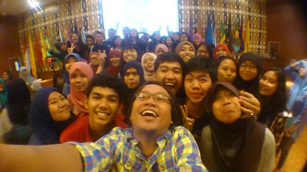 moammaremka's tweet photo. Terima kasih utk hari ini. Mari menulis dan sukses terus. @clairineclay @EnterMedia3 @GagasMedia @PriceHimaka #price http://t.co/2uLZB9IeSV