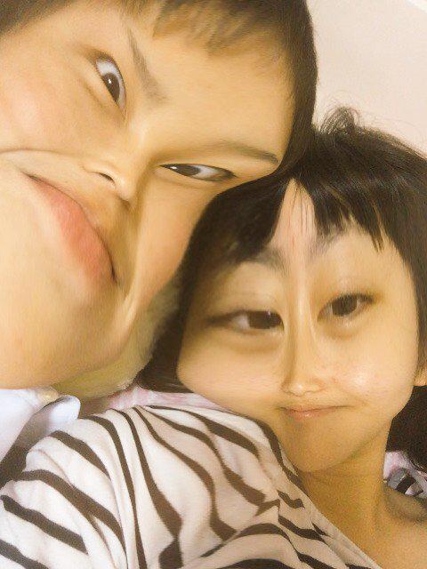 k_r20131129's tweet photo. 二人で日記書いてから
そのあとブサイクカメラで写真撮った😊
二人でめっちゃ笑って
とっても幸せでした💓👍 http://t.co/tKWmRly6DD