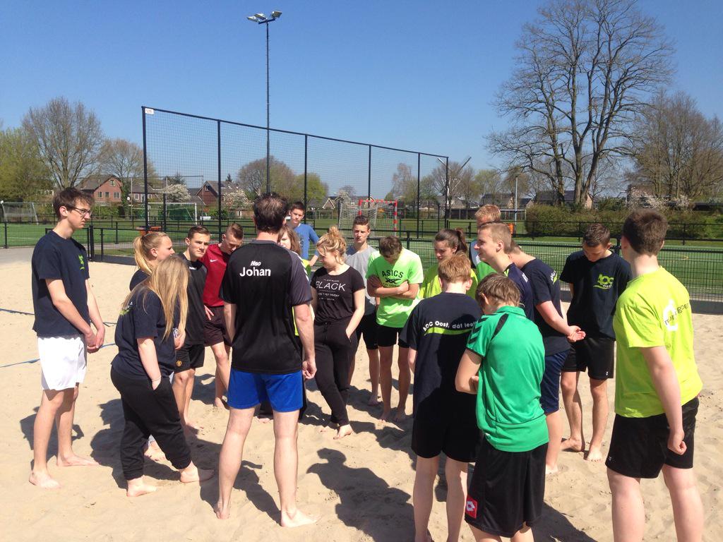 GuidoBenB's tweet photo. Nationale sportweek @SVVoorwaarts is begonnen met een beachclinic voor het @AOCOost_Twello #NSW2015 @gemeente_Voorst http://t.co/9ykCYKIKWC