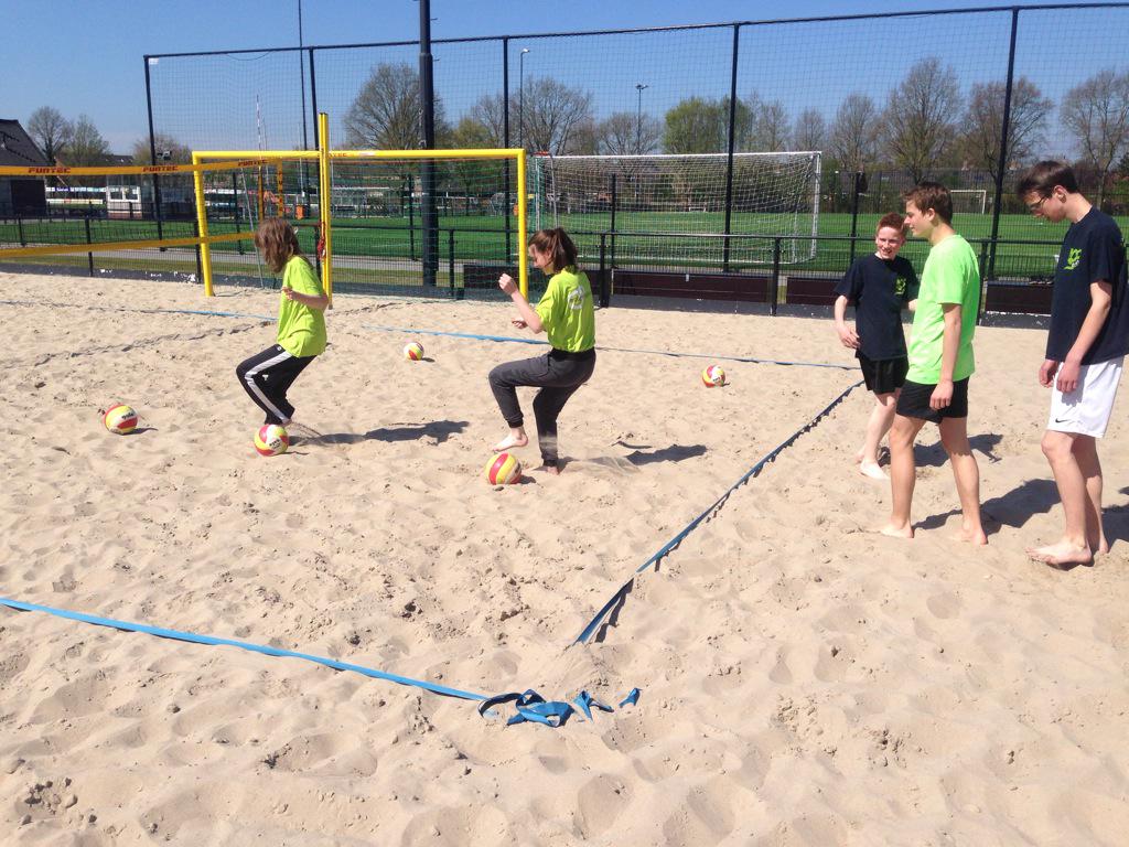 GuidoBenB's tweet photo. Nationale sportweek @SVVoorwaarts is begonnen met een beachclinic voor het @AOCOost_Twello #NSW2015 @gemeente_Voorst http://t.co/9ykCYKIKWC