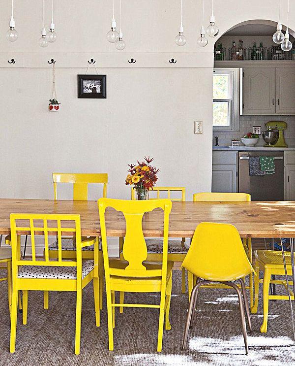 Mezcla tus sillas y atrévete a darles un aire nuevo. Inyección de color y alegría #largavidaalamarillo #yellow #deco