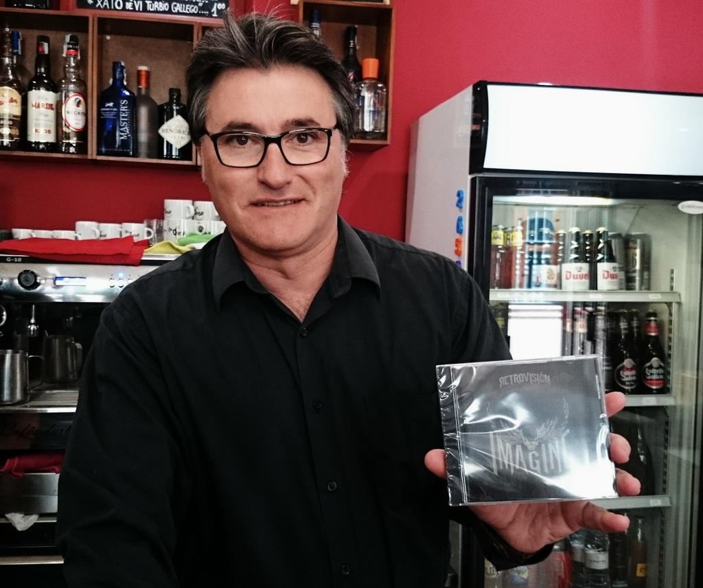 tintowers's tweet photo. Nuestro amigo y pedazo de actor Héctor Navarro no se pudo resistir a @Imagine_RockK #Retrovisión Envíanos tu foto... http://t.co/CQhICjF10p