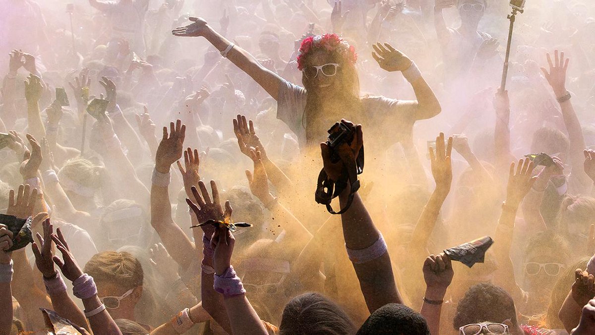 BFMTV's tweet image. EN IMAGES - Paris explose de couleurs avec la Color Run bfmtv.com/diaporama/colo…