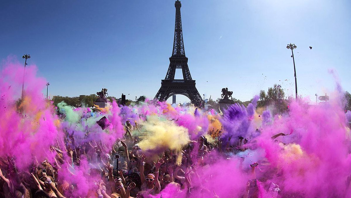 BFMTV's tweet image. EN IMAGES - Paris explose de couleurs avec la Color Run bfmtv.com/diaporama/colo…