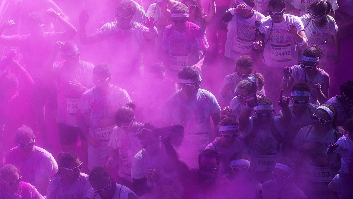 BFMTV's tweet image. EN IMAGES - Paris explose de couleurs avec la Color Run bfmtv.com/diaporama/colo…