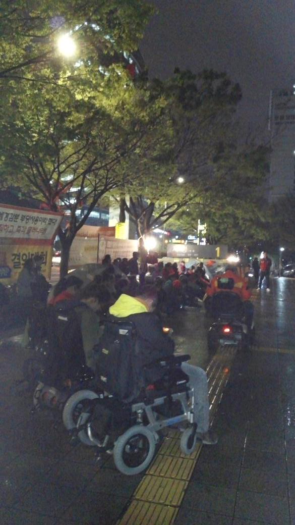 JINSUK_85's tweet photo. 생탁 송복남,한남교통 심정보.고공농성 5일째 어둠이 내리고..비가와도 이 자릴 떠날수없는 동지들이 다시 모였습니다.오늘은 장애인 차별철폐의 날.빗속에 휠체어를 타고 나오기가 얼마나 어려웠을텐데..눈물겨운 연대. http://t.co/eXG6LpJWEp