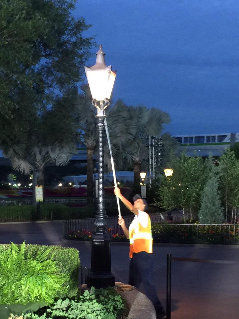 KevinFrankish's tweet photo. They are even dusting the lamp posts! #ThatsClean @BTtoronto @WaltDisneyWorld #BTinDisney http://t.co/0JXBH71ZTm