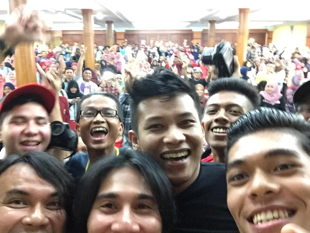 Yeah " <a href="/_VinoGBastian/">VinoGBastian__</a>: Terima kasih UMSU, Rame bgt M&amp;G #ToBaDREAMS KEREN! with <a href="/haykalkamil/">Haykal Kamil</a> <a href="/vikysianipar/">Viky Sianipar</a> <a href="/borisbokir/">Robiskobir</a>