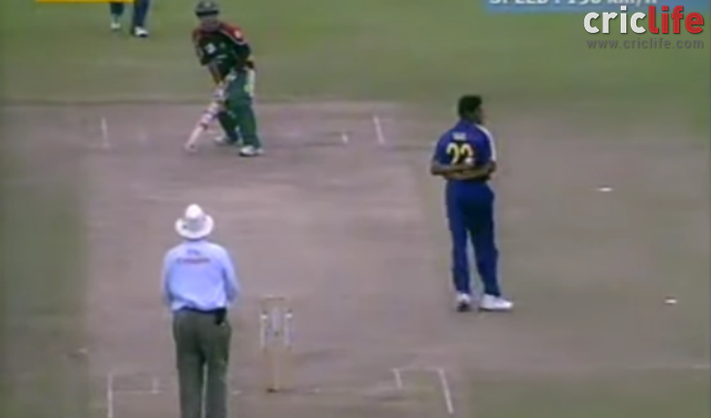 TheCriclife's tweet image. #ChamindaVaas takes a ripper off his own bowling;proceeds to confuse the batsman
#ClassicCatch
bit.ly/1FZMH4r