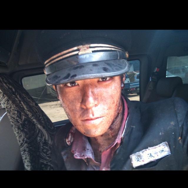 TOP's insta "dont know how long it will last; explosive update for 1st day. My face is dirty but do u like it?"