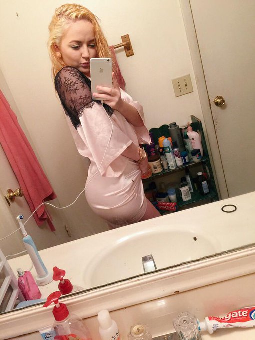 Up to late again for no reason, but I smoked a blunt and drank a corona back to the bed😈 http://t.co<a href="/tag/miami"class="tags"><span>#miami</span></a><a href="/tag/southbeach"class="tags"><span>#southbeach</span></a>