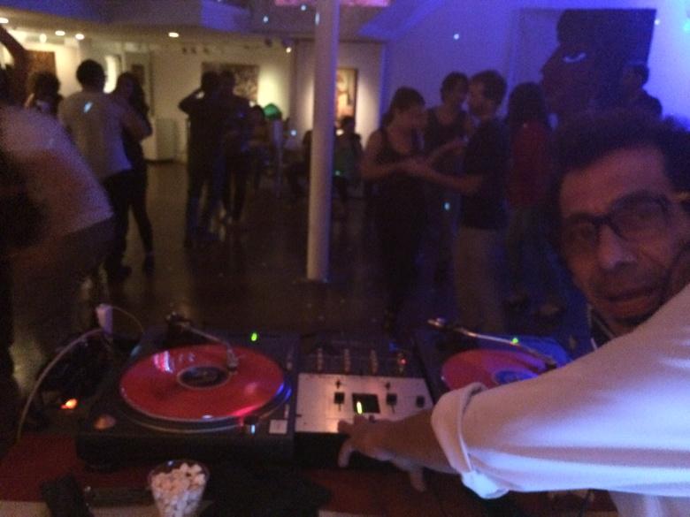 forroinla's tweet photo. Dj Reyes spinning his plates #forroinla #tropicodenopal #100%forró #dance #letsforroziar http://t.co/0voR4vbxs2