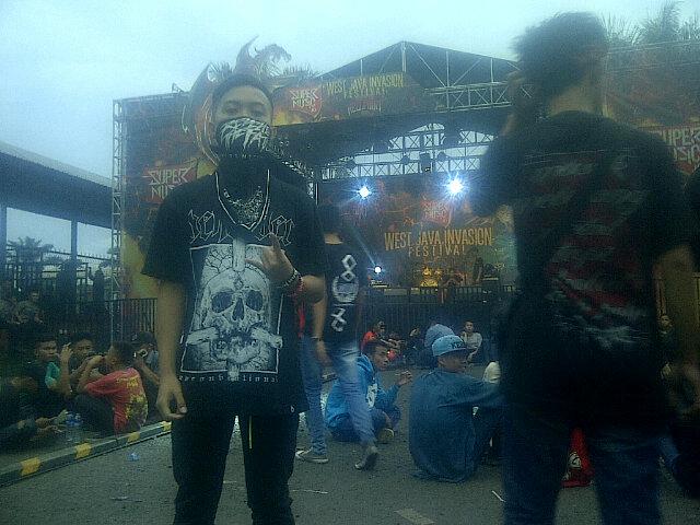 rizalt_ibenx's tweet photo. Garut peucah sama @REVENGETHEFATE ternyata ada sbagian personil RTF dari garut :) #HellprintWestJavaInvasionTour2015 http://t.co/yOleoYcpuk