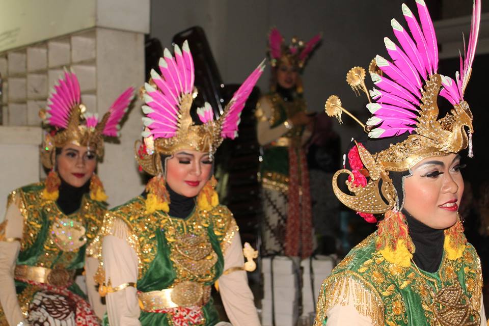 Cantik dan gemulai. Para penari ini sedang bersiap-siap untuk penampilan terbaik dari mereka. #SemangArt