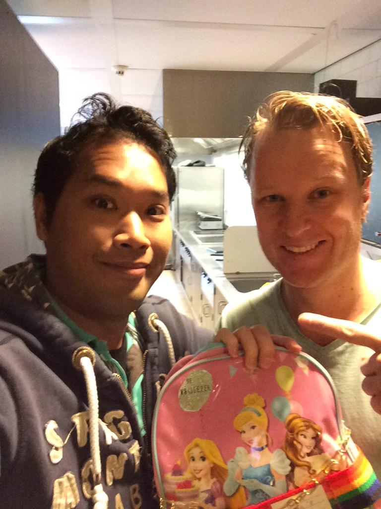 De_Vrijgezel's tweet photo. Samen met Hiddo van de kantine met m'n roze vriend(in) op de foto! @538 #dag3 #foto1 #ikgatrouwen #ikbendelul http://t.co/nNw2Kkf95E