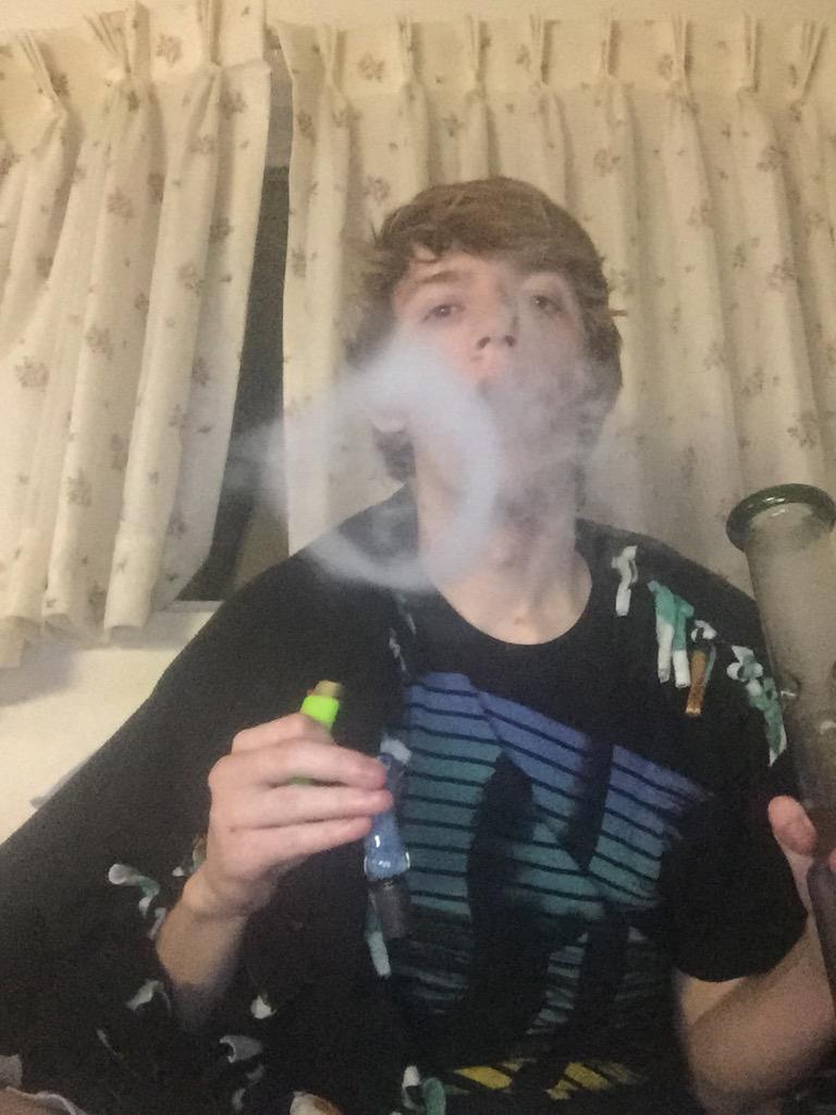 Happy 4/20 and don't mind the floral curtains 👌😙💨