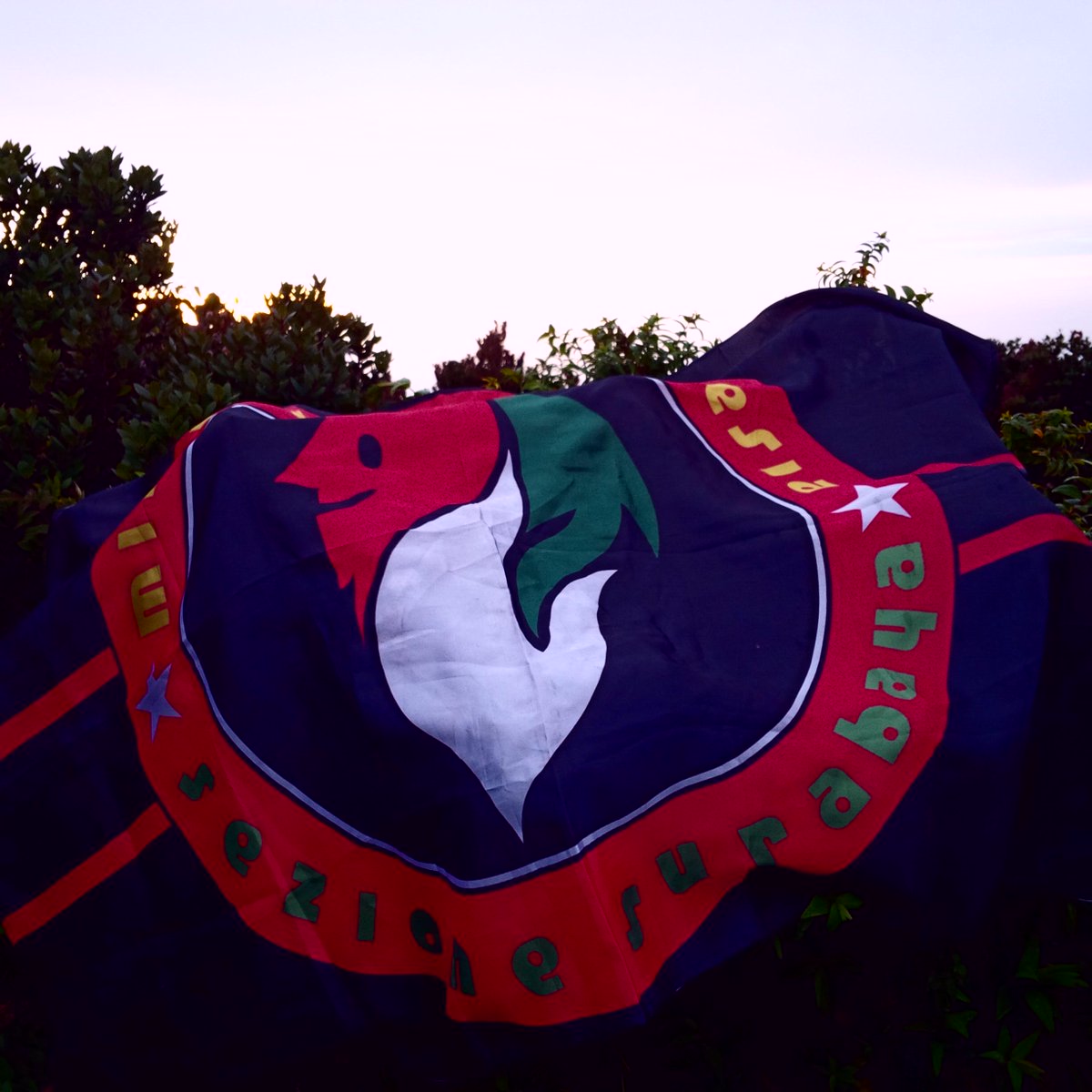 ASenTok's tweet photo. Terinspirasi dari sunrise juga ide / konsep kaos beserta filosofi Anniversario 8 @MIsezSBY tercipta. Jadilah terang!! http://t.co/s63Jz3jh63
