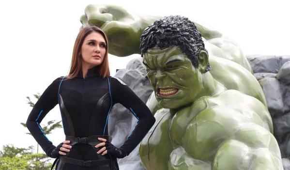 bintangcomID's tweet photo. Transformasi Luna Maya Sebagai Black Widow. http://t.co/PjKS7ATEi9 http://t.co/g4asFtMDSl