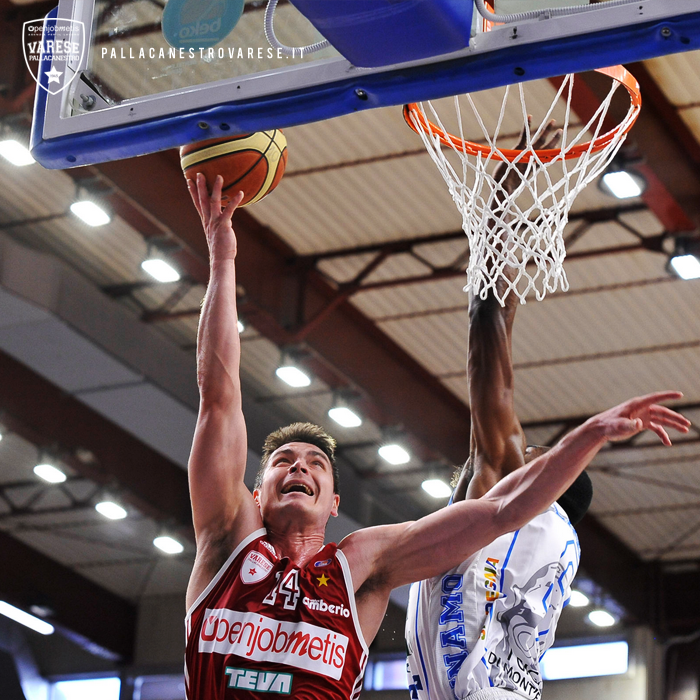 PallVarese's tweet photo. La seconda parte della photogallery della vittoria in #SassariVarese! http://t.co/uKz0SorIkh