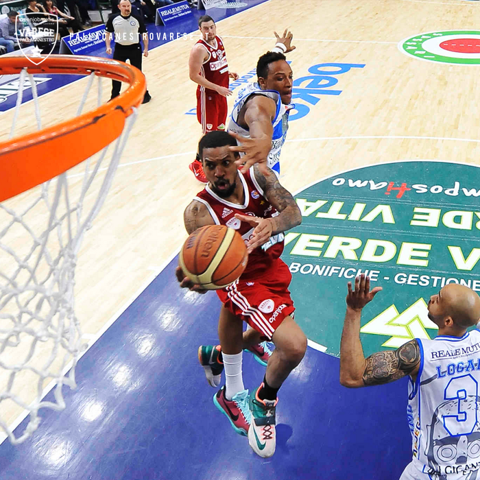 PallVarese's tweet photo. La seconda parte della photogallery della vittoria in #SassariVarese! http://t.co/uKz0SorIkh