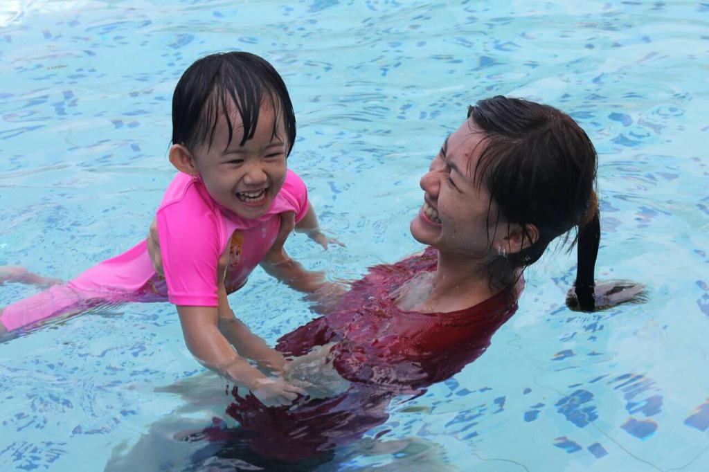 SaniEffendy's tweet photo. @parentingINA #PIWinit mother and daughter activity - renang ceria di hari minggu - http://t.co/Ra8t8QMR9P
