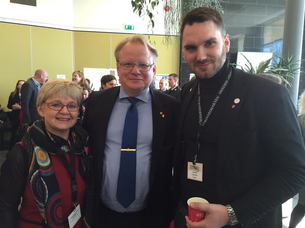 GreenMonica's tweet photo. @GreenMonica: Erik och jag hälsar försvarsminister välkomen till #Skövde #skaraborg #försvarskonferens2015 #fmkonf http://t.co/nxzz2Pba7L