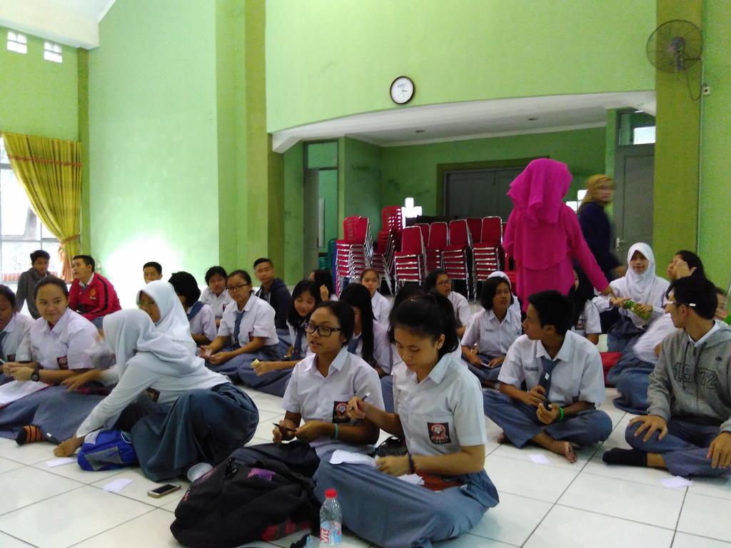 s3blat's tweet photo. Senang2 sambil belajar kespro bersama cmm pkbi, di sma 36 jkt #komikcurhat http://t.co/GuaQV4m1A3 cc @18Coalition