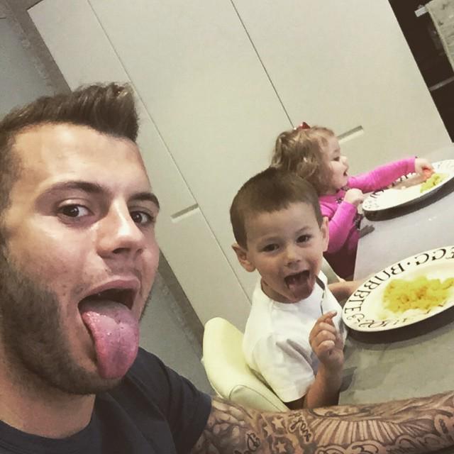 Alkerleez's tweet photo. Breakfast is always amusing with my babes http://t.co/u2UYUFk45S