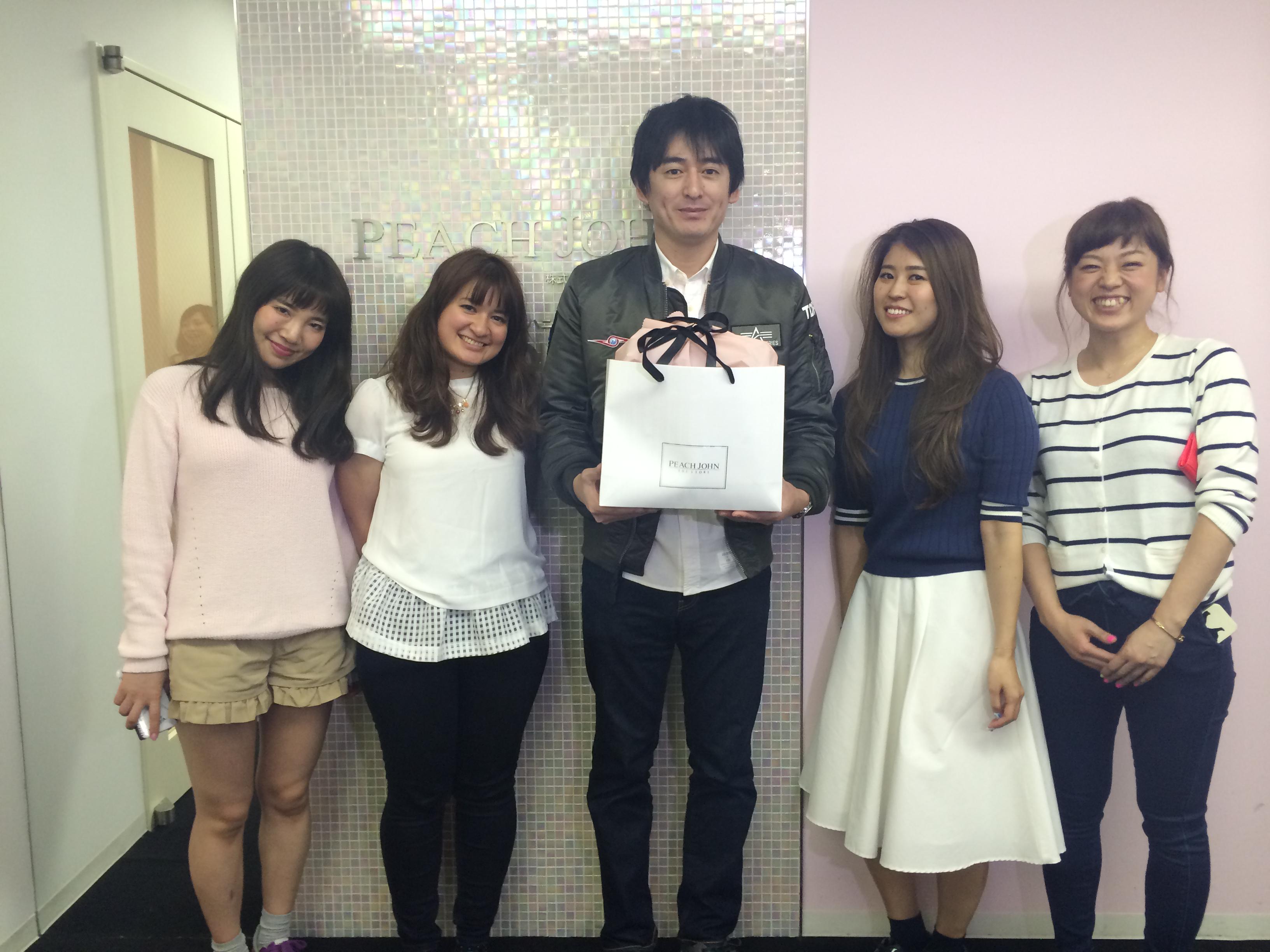 Peach John ピーチ ジョン ピーチジョン Na Twitteru Pr Blog 更新しました 本日この後21時 放送 人生が変わる1分間の深イイ話 にて博多大吉さんがpeach John本社に潜入 是非ご覧くださいね Http T Co N39fxh1ssp Http T Co Lsbpq9bmfq Twitter