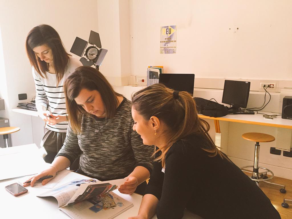 la_sceltagiusta's tweet photo. Pronti per una nuova mattina di laboratorio! 
#lasceltagiusta #WorkingStaff http://t.co/1EK9Pjx1N2