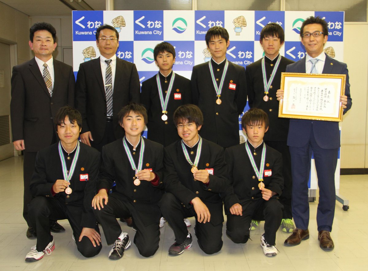 三重県桑名市 第3回全国選抜中学生テニス大会男子団体で 第3位に輝いた明正中学校の校長 顧問 テニス部7人の生徒の皆さんが 伊藤市長を表敬訪問しました 全国第3位 ベスト4 は県勢初の快挙 チーム仲が良く 夏は全国優勝を目指すと決意を示されました