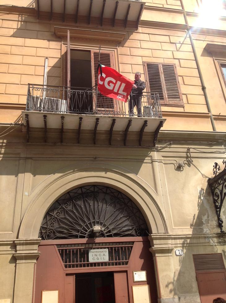 CGILPalermo's tweet photo. #stragimigranti Basta! Bandiera a mezz'asta listata a lutto nella sede della Cgil di Palermo http://t.co/h7scEBpY3y