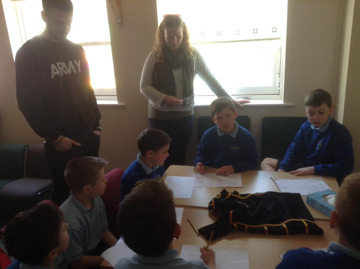 YsgolBroGwydir's tweet photo. Children working with artist Ieuan Jones to design new Welsh display. #cymraegyngyntaf #SpeakingWelsh http://t.co/xybpmgvPMN