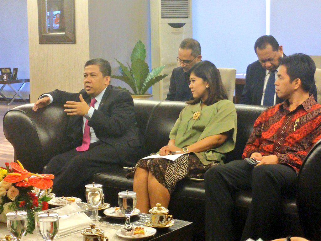 DPR_RI's tweet photo. Ketua DPR &amp; didampingi W.K.DPR @Fahrihamzah, @meutya_hafid terima Dubes Filipina HE.Mrs.Maria Lumen B.Isleta #DPRLive http://t.co/wG4Kv7LL4f
