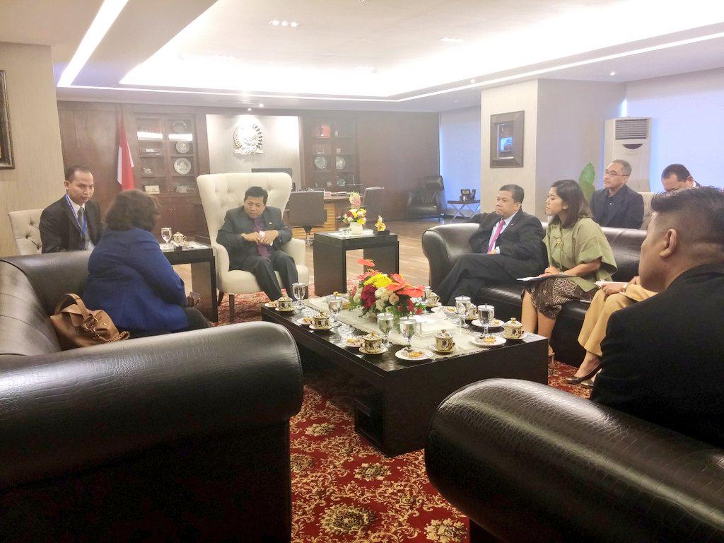 DPR_RI's tweet photo. Ketua DPR &amp; didampingi W.K.DPR @Fahrihamzah, @meutya_hafid terima Dubes Filipina HE.Mrs.Maria Lumen B.Isleta #DPRLive http://t.co/wG4Kv7LL4f